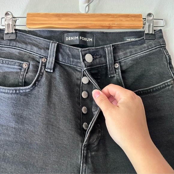 Denim Forum The Yoko High Rise Black Slim Raw Hem Cropped (25) - Picture 5 of 10